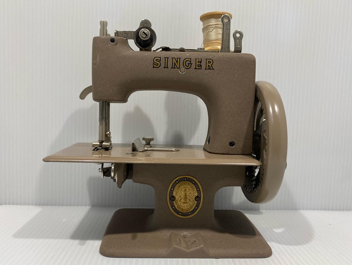 Vintage Singer Miniature Toy Chain Stitch Sewing Machines model No. 20