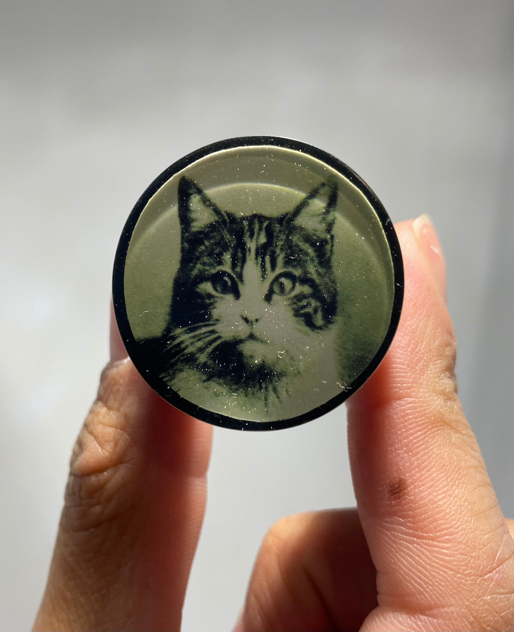 Beautiful, bakelite Ring, Vintage 60’s with photo of a cat.