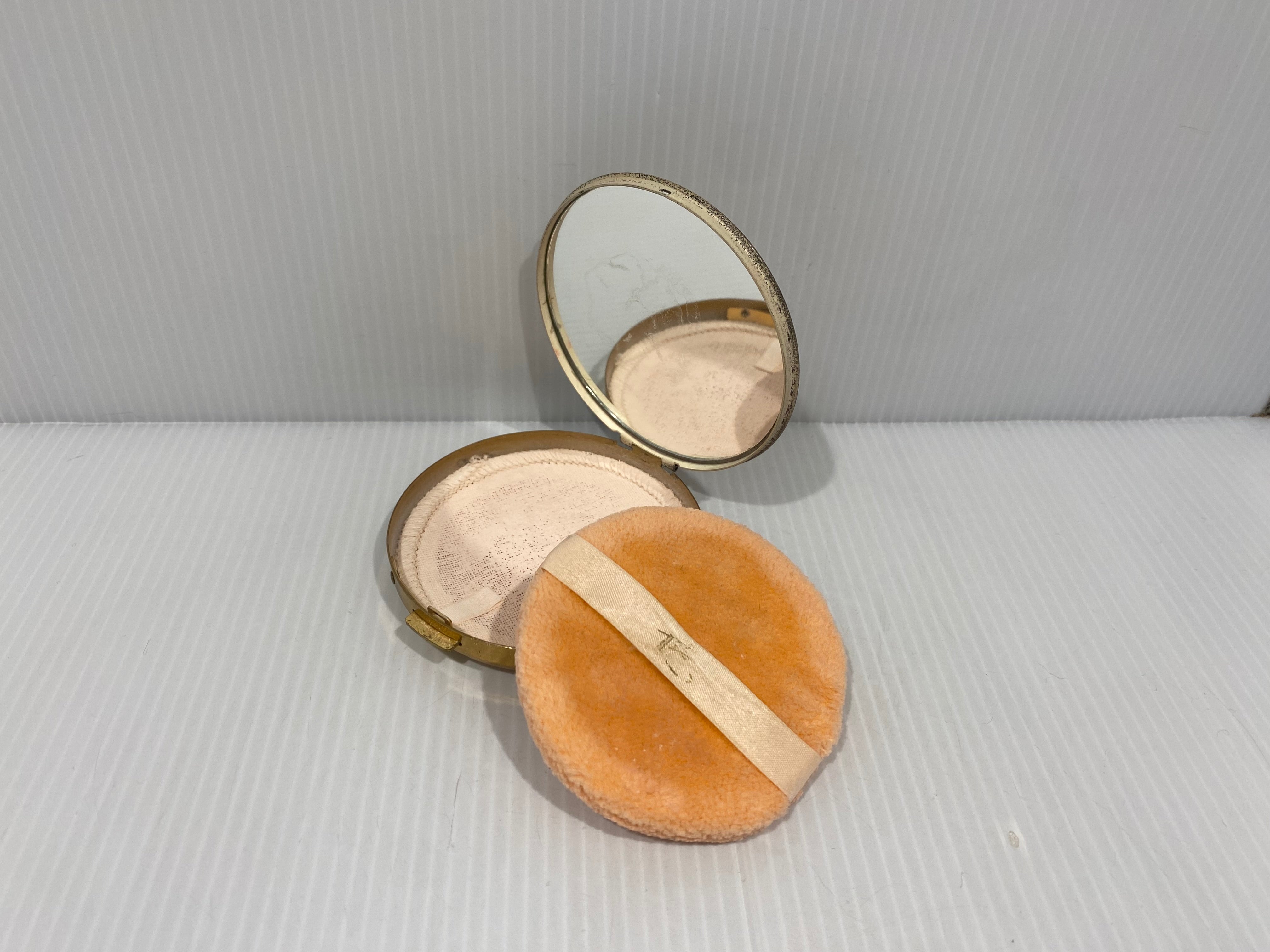 Vintage, 1950s, Makeup compact with mirror in a high quality goldtone metal case.