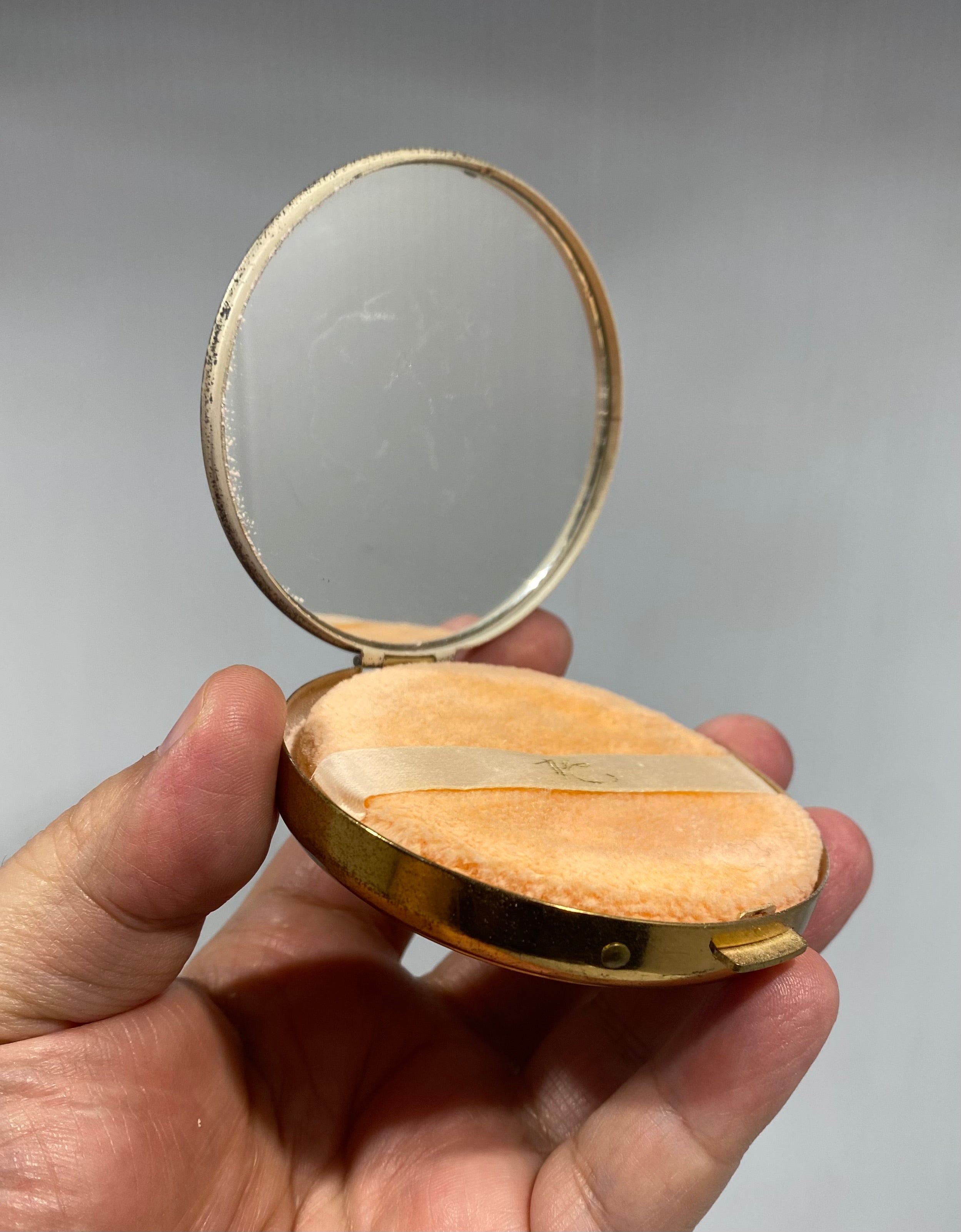 Vintage, 1950s, Makeup compact with mirror in a high quality goldtone metal case.