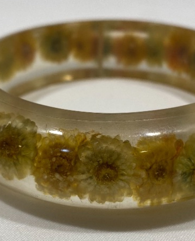 Beautiful, vintage , Large chunky designer Lucite bracelet with flowers .