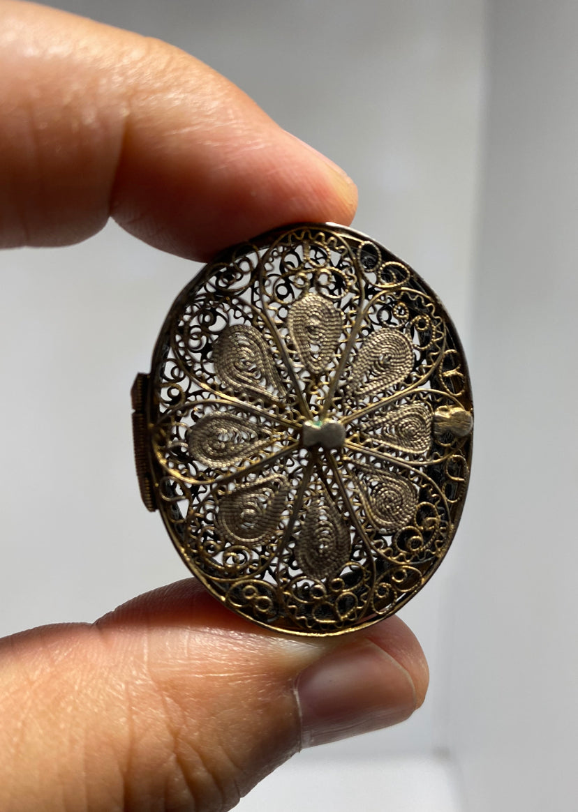 Antique Italian,  Silver Filigree Pill Box, c.1900 with pull-off lid.