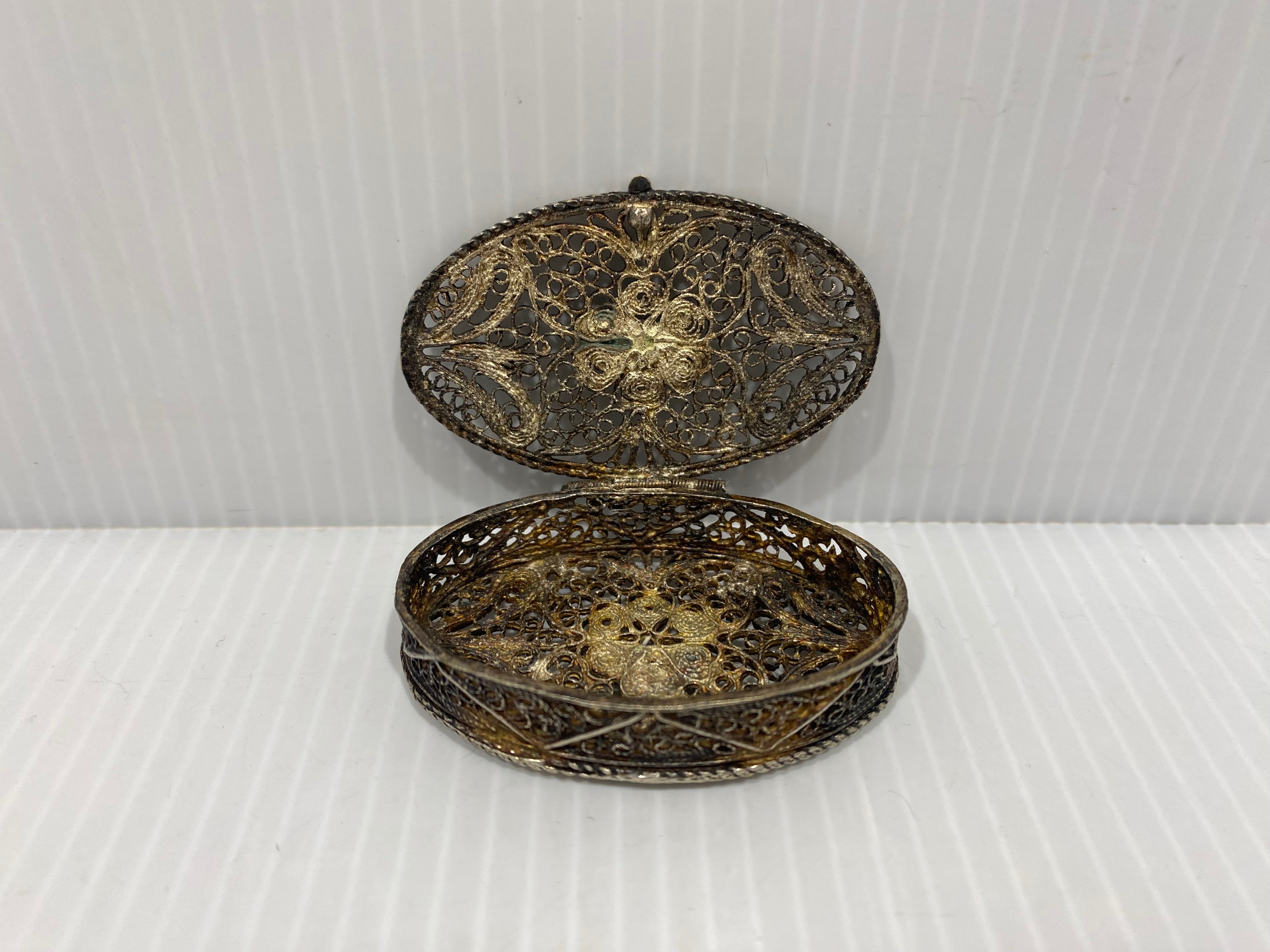 Antique Italian,  Silver Filigree Pill Box, c.1900 with pull-off lid.