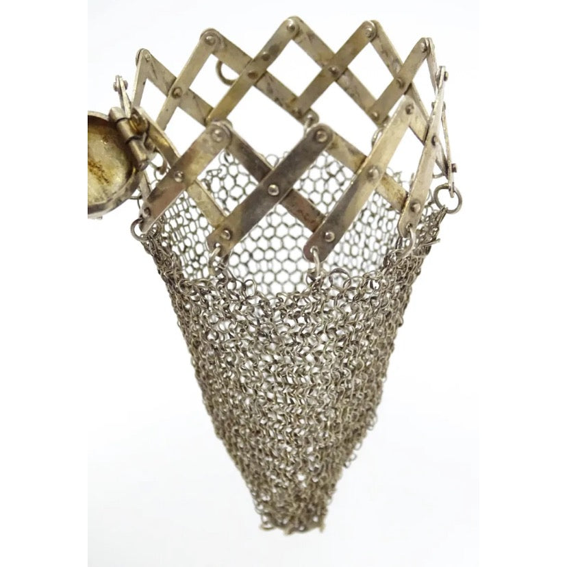 Antique Victorian Sterling Mesh expandable purse with Leon figure at the top; hinged opening.