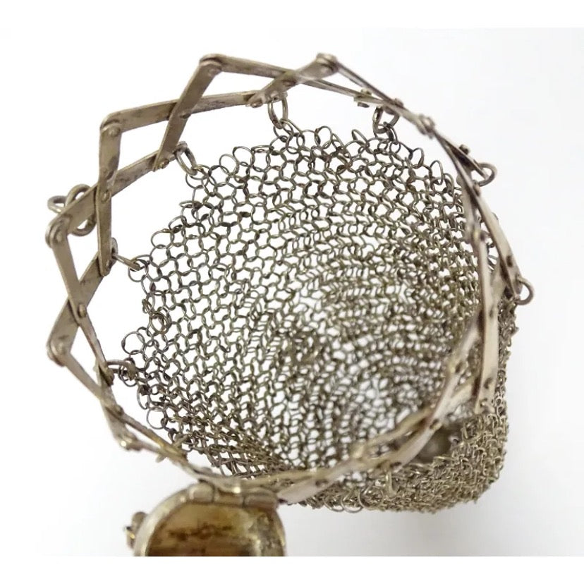 Antique Victorian Sterling Mesh expandable purse with Leon figure at the top; hinged opening.
