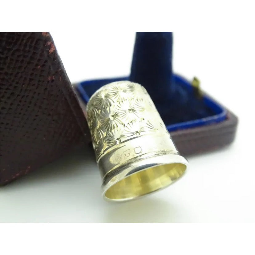 Antique boxed silver thimble, hallmarked Chester c.1904.