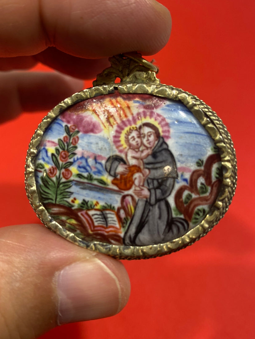 Antique medallion / reliquary, in chiselled sterling silver with a large, beautifully polychrome porcelain cabochon