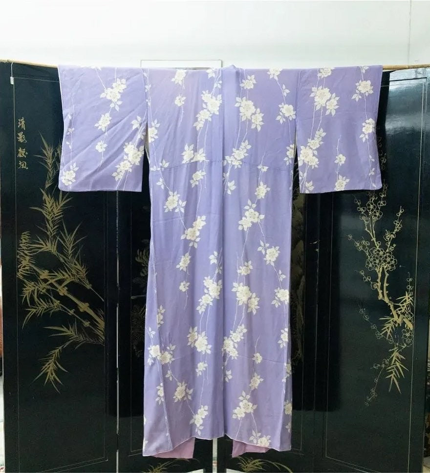 Vintage Japanese’s Silk purple Flowers Kimono . 1980s