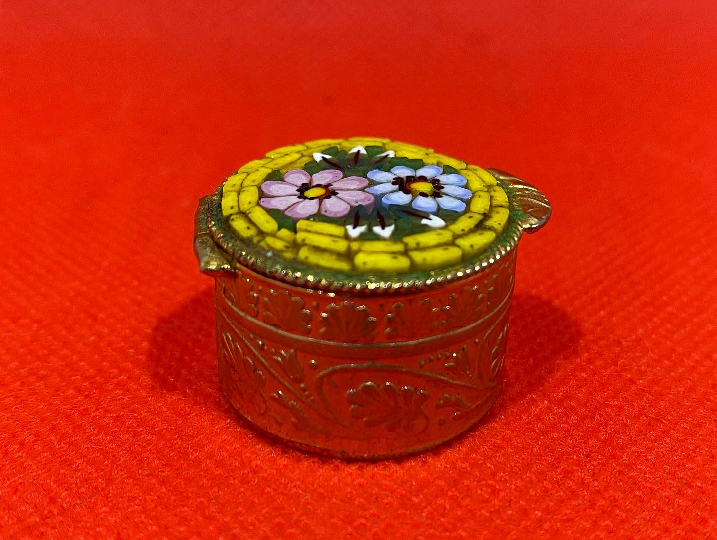Beautiful Vintage small round micro-mosaic pillbox. Italy 1950s-60s