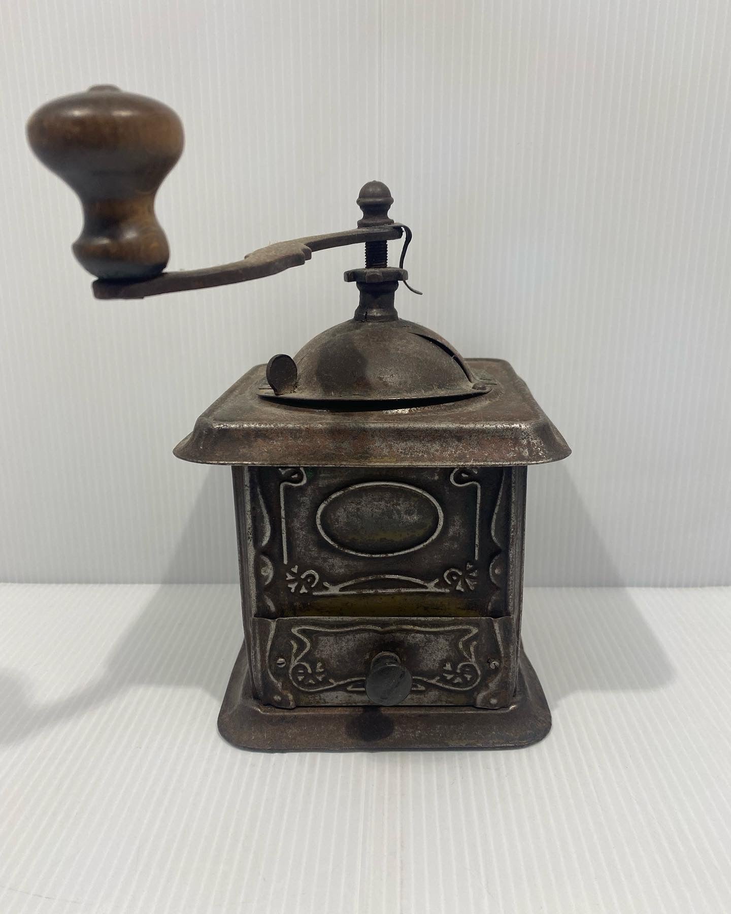 Italian coffee grinder made in the 1930s’s