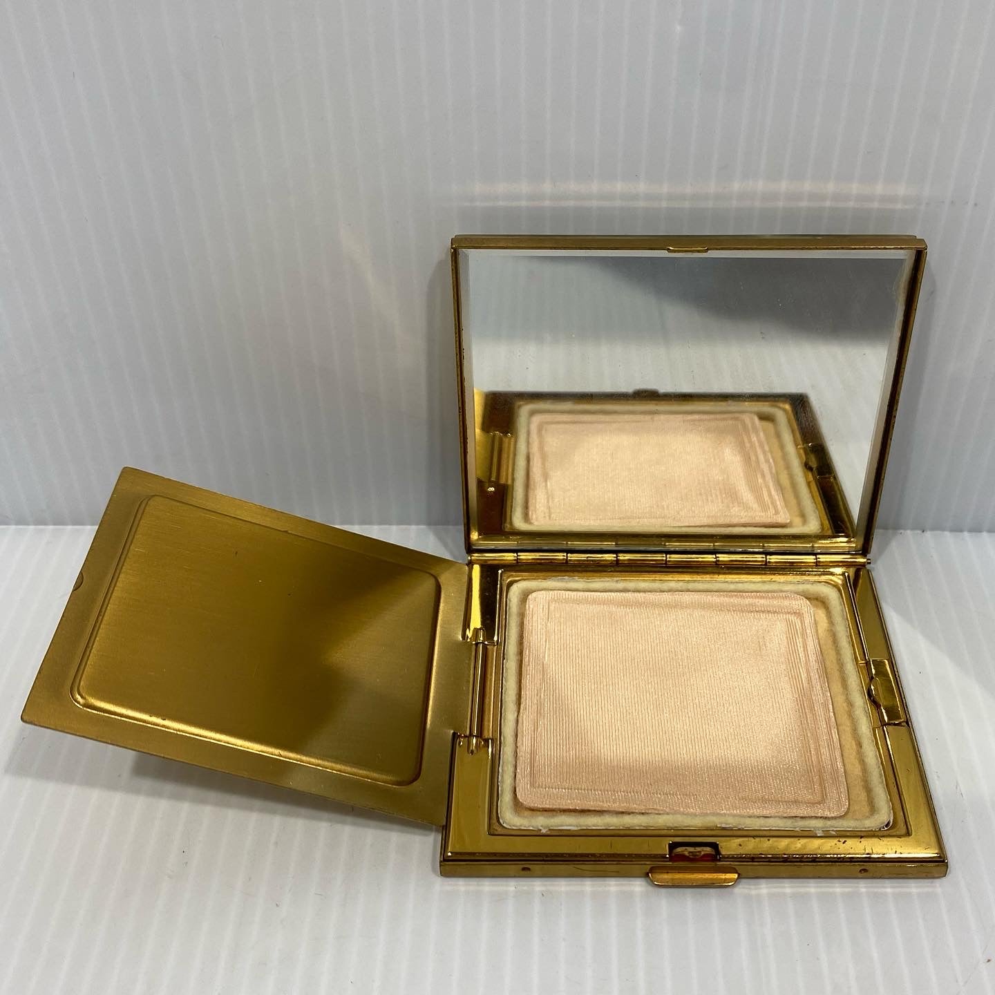 Vintage Mother of Pearl Hand Painted compact Powder. New never used