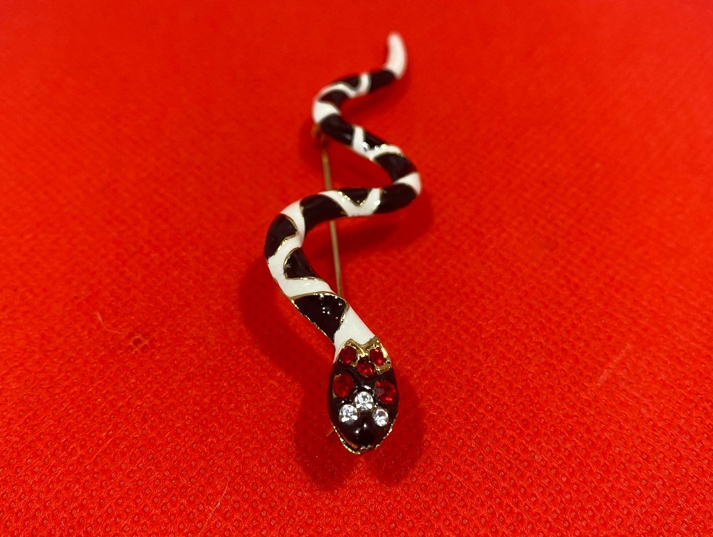 Beautiful Vintage Snake Brooch Rhinestone Enamel Pin. 1980s