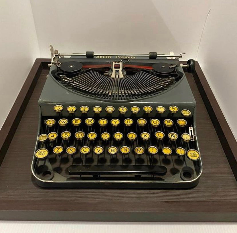 Typewriter 1928 Smith Premier Portable 2