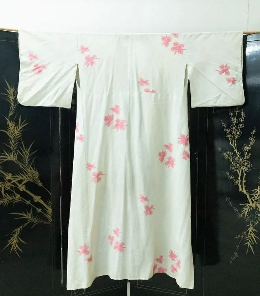 Vintage Japanese’s Silk cream Flowers Kimono . 1980s