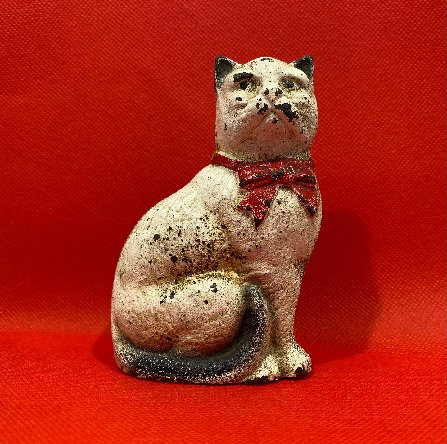 Antique, original, Cast Iron White Kat seated in profile coin bank, made by Hubley 1910s Very rare piece.