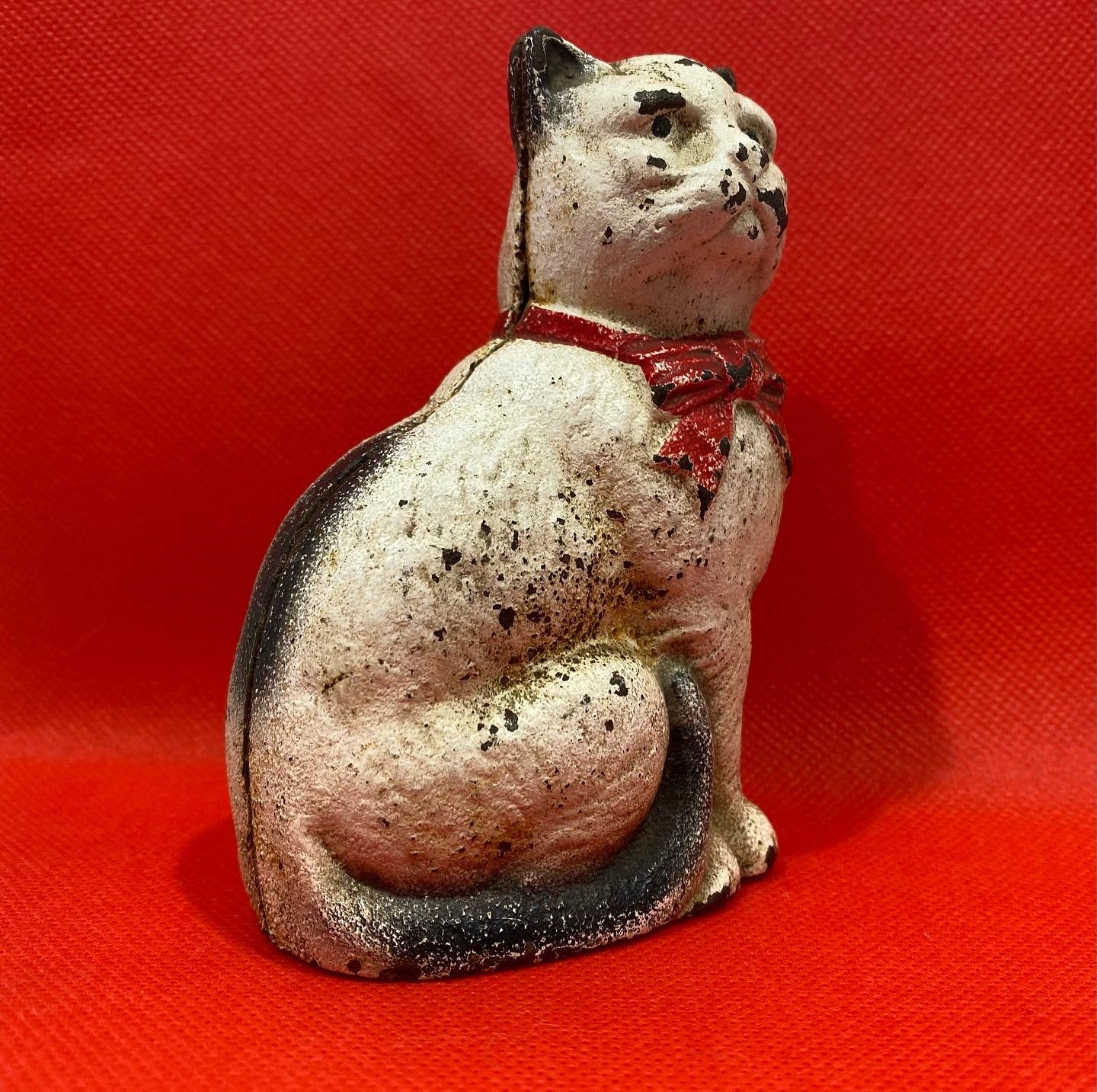 Antique, original, Cast Iron White Kat seated in profile coin bank, made by Hubley 1910s Very rare piece.